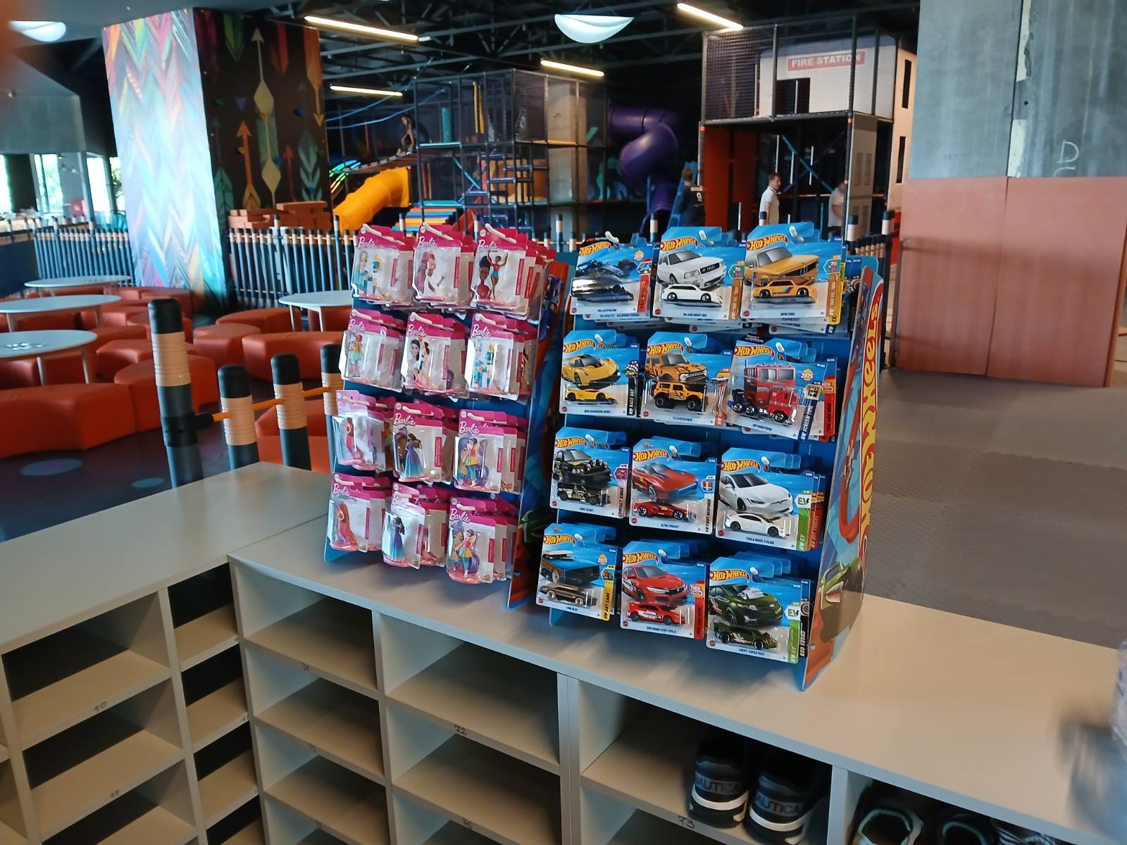 Изложени Barbie и Hot Wheels производи во продавница