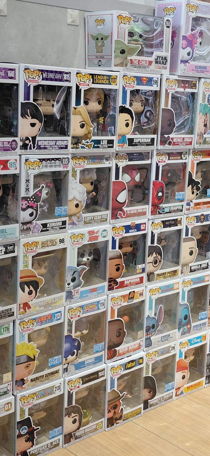 Полица со колекционерски Funko Pop! фигури