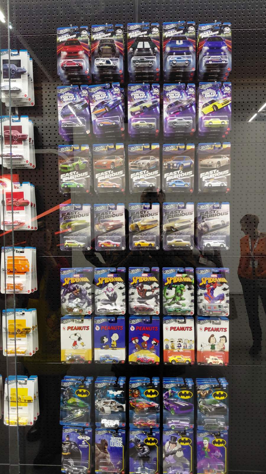 Hot Wheels и лиценцирани модели изложени во продавница